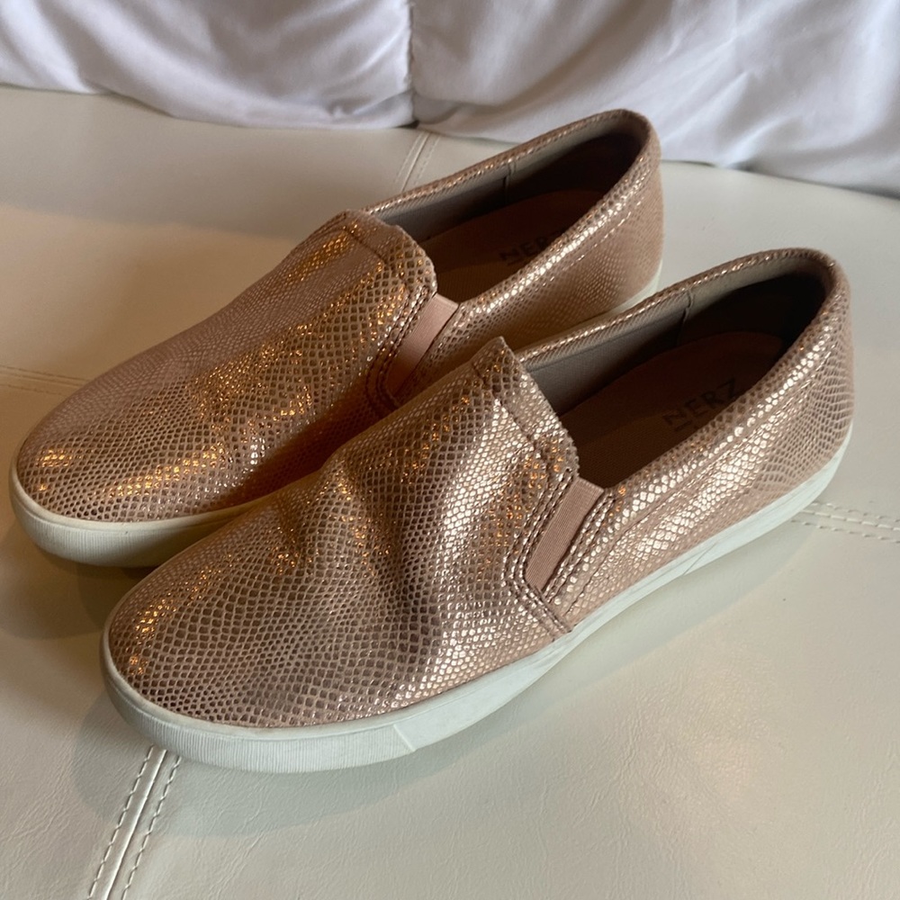 Womens Naturalizer slip on shiny rose gold color. Size 10.
